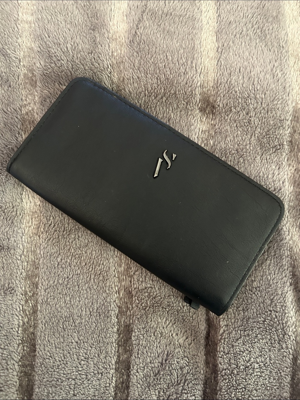 Simply Vera Vera Wang Black Zip-Around Wallet with Silver Logo